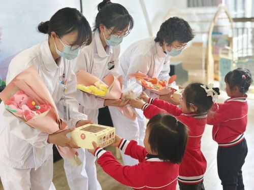 情暖五月，这群幼儿园娃致敬最美护士——在医药教学器材中播撒感恩的种子